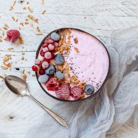 Żyj sezonowo! Śniadaniowy gluten free bowl w lecie – co musi się tam znaleźć?