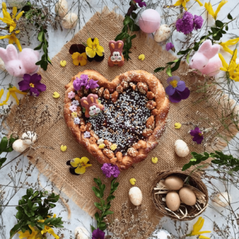 Mazurek serduszko z konfiturą z żurawiny i karmelizowanymi migdałami