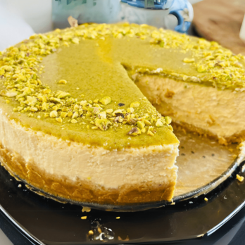 Sernik z polewą pistacjową